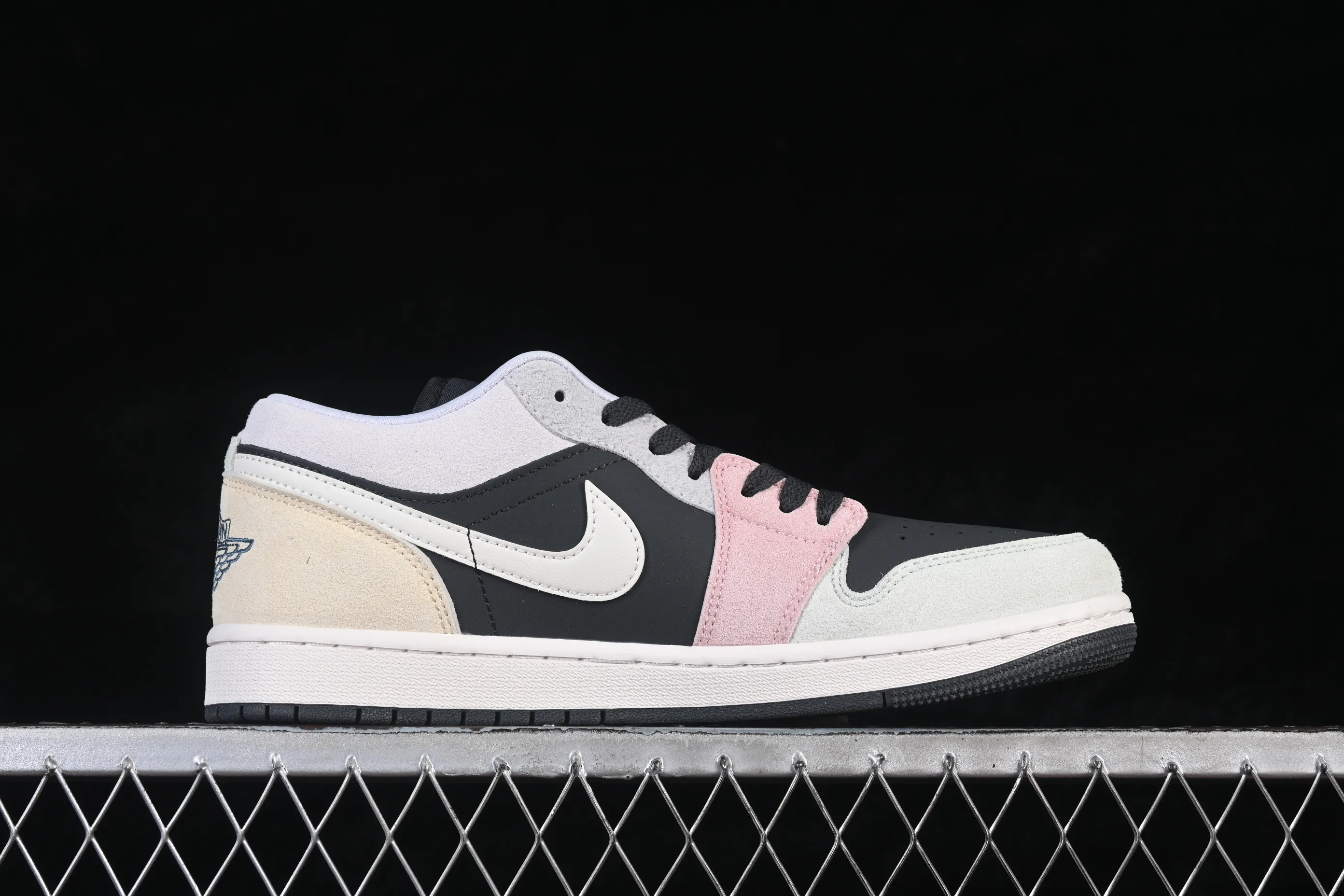 All categories Air Jordan Jordan series basketball shoes Air Jordan 1 Low Air Jordan 1 Low AJ1 Joe 1 black and white pink low-top retro cultural basketball shoes IB7109-004